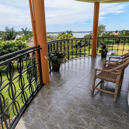 Oslo Gardens Bed & Breakfast Ентебе Екстериор снимка