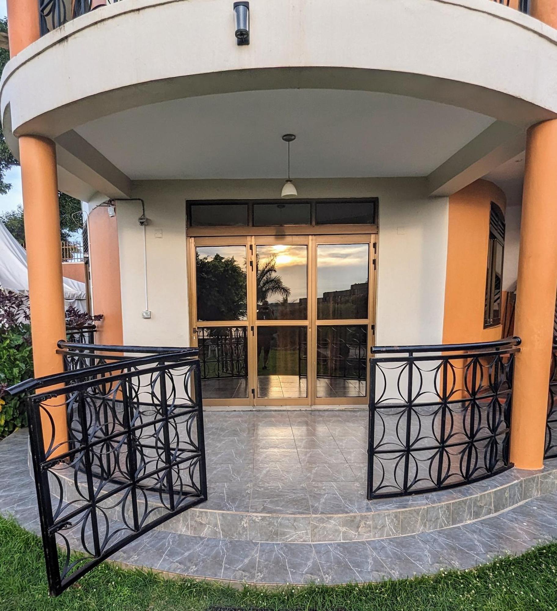 Oslo Gardens Bed & Breakfast Ентебе Екстериор снимка