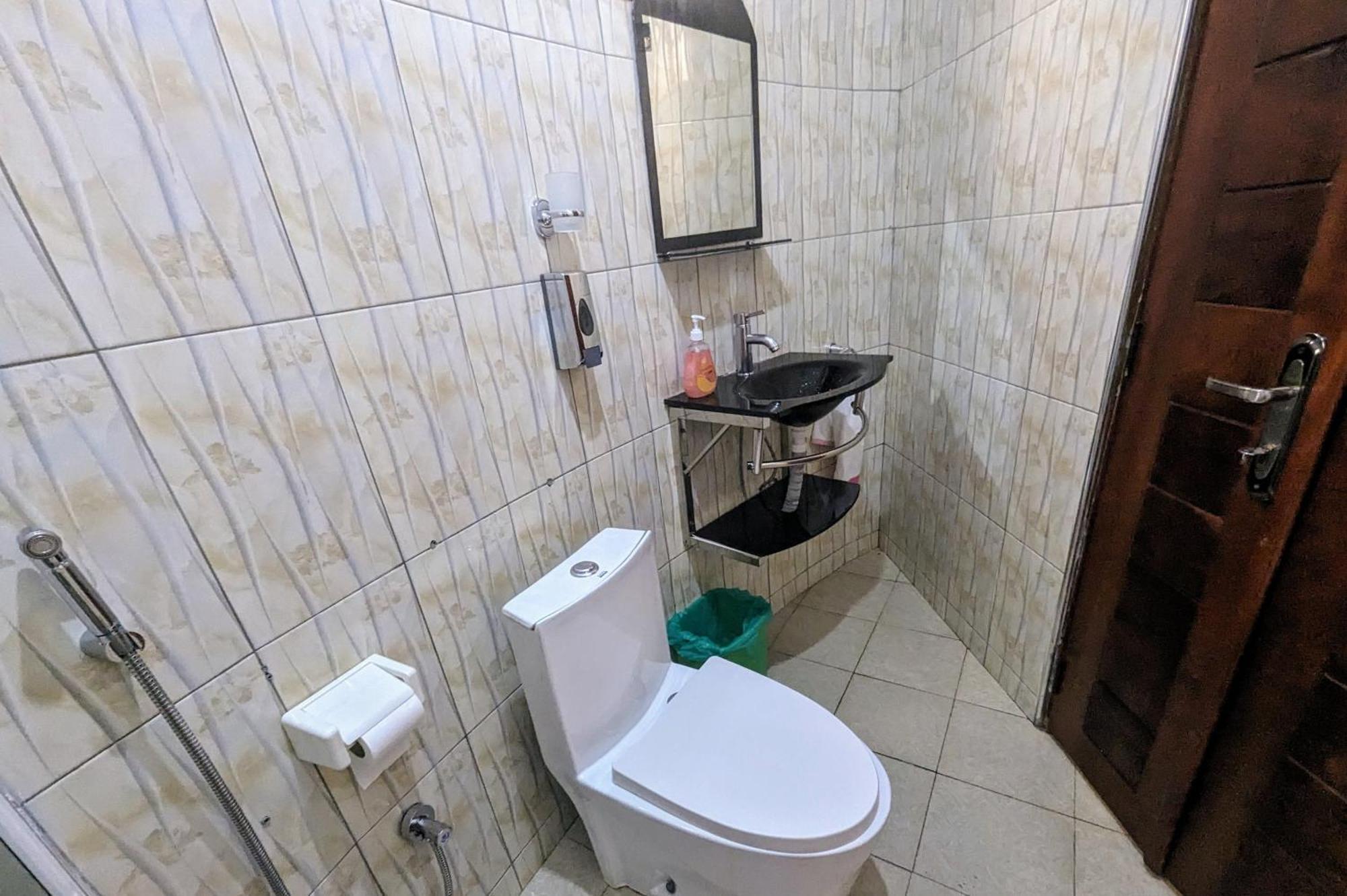 Oslo Gardens Bed & Breakfast Ентебе Екстериор снимка