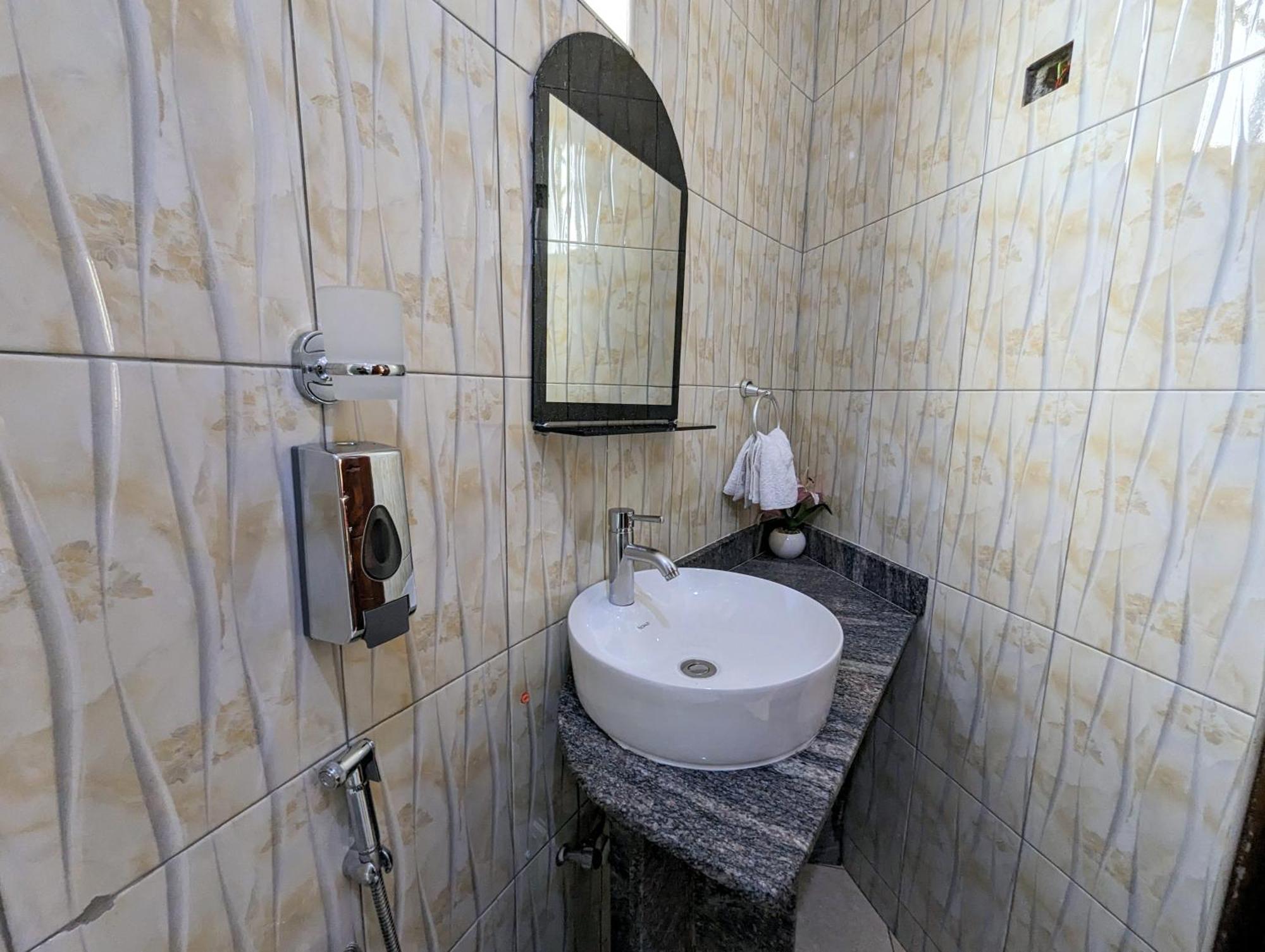 Oslo Gardens Bed & Breakfast Ентебе Екстериор снимка