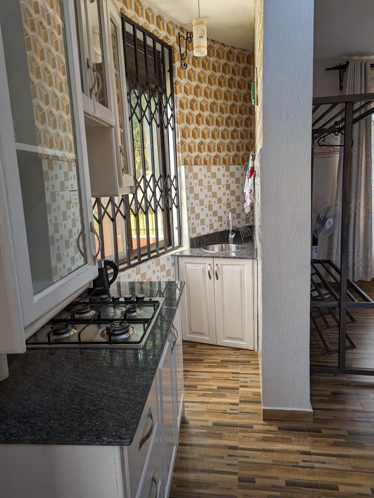 Oslo Gardens Bed & Breakfast Ентебе Екстериор снимка