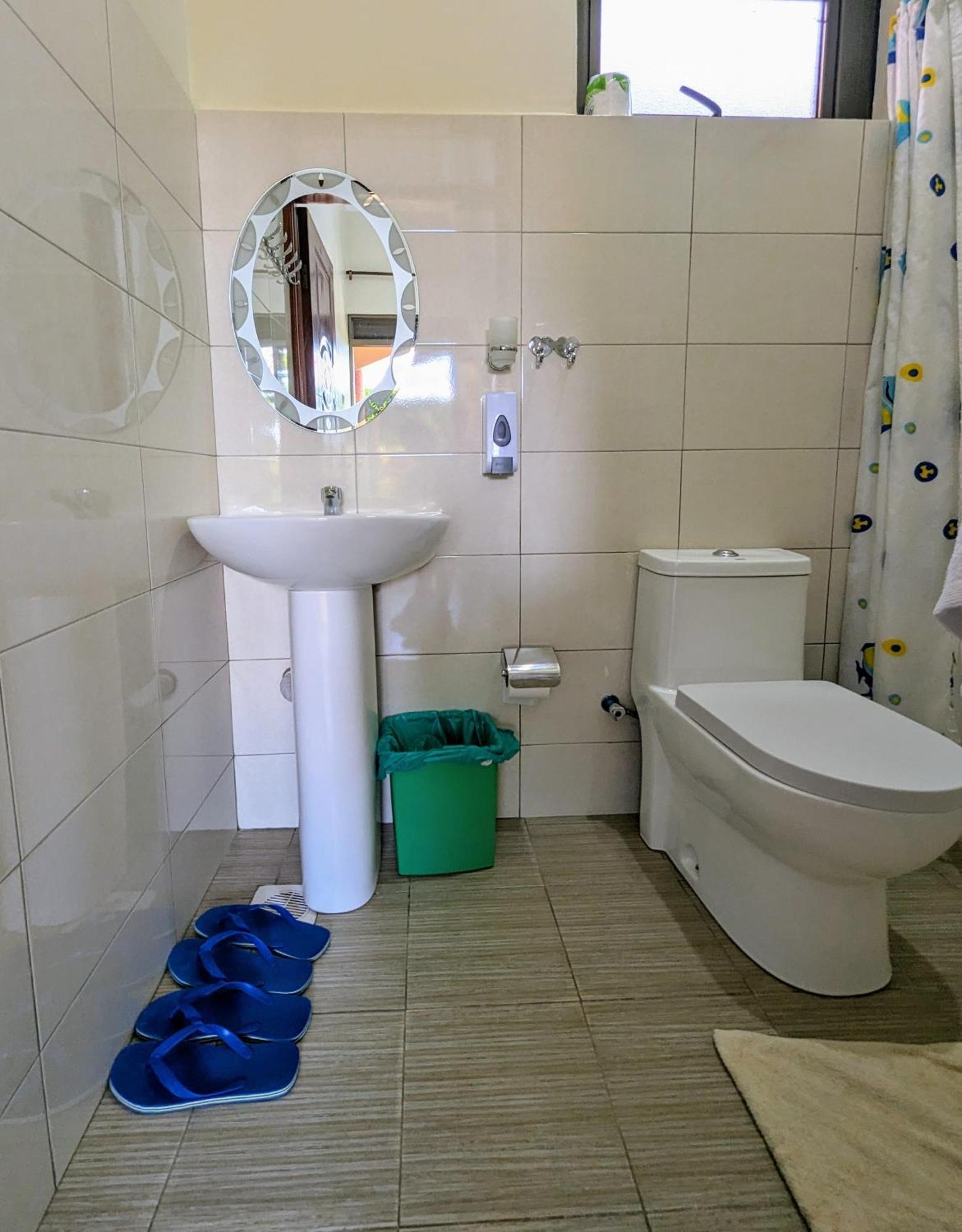 Oslo Gardens Bed & Breakfast Ентебе Екстериор снимка