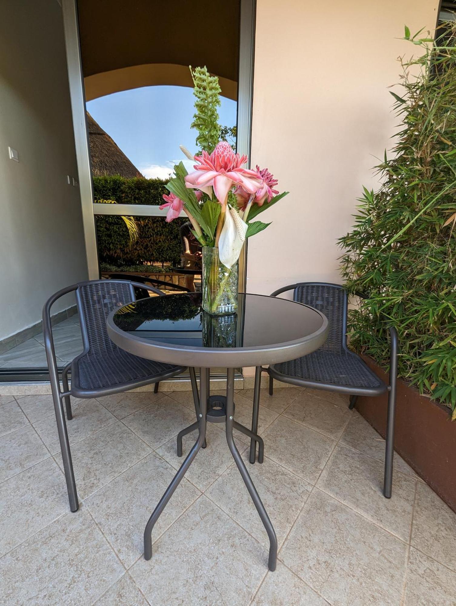 Oslo Gardens Bed & Breakfast Ентебе Екстериор снимка